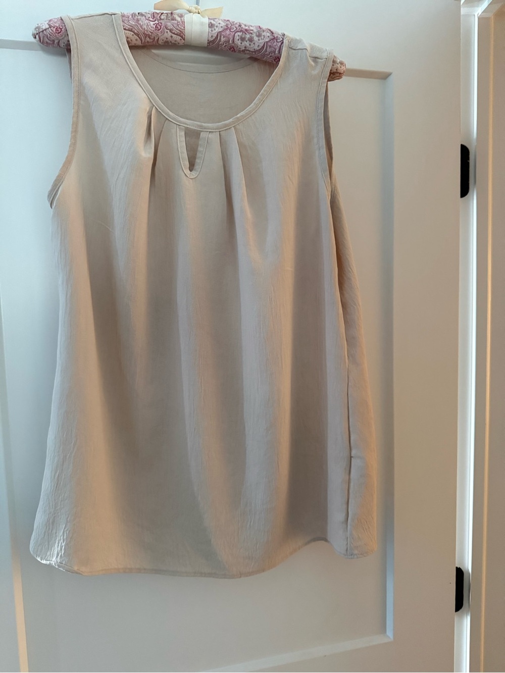 Sleeveless Scoop-Neck Tank Top in Cream
